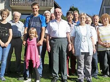 Hilmar Sachs (Mitte) im Kreise seiner Familie, Nachbarn, Verbandsvertreter und ehemaligen Arbeitskollegen Foto: Braunersreuther