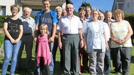 Hilmar Sachs (Mitte) im Kreise seiner Familie, Nachbarn, Verbandsvertreter und ehemaligen Arbeitskollegen Foto: Braunersreuther