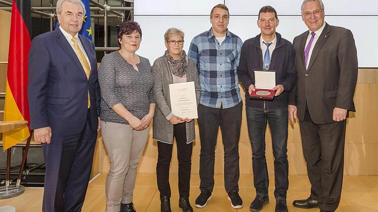 Die Delegation des 1. FC Michelau zeigte sich stolz über die Ehrung. Unser Bild zeigt von links: Günther Lommer (Präsident des BLSV), Caroline Bergmann (Wirtschaftsausschuss FC), Sigi Horn (Damenspielleiterin FC), Andreas Köhlerschmidt (Herrenspielleiter FC), Gerd Bergmann (Vorstand FC), Joachim Herrmann (Innenminister). Foto: privat