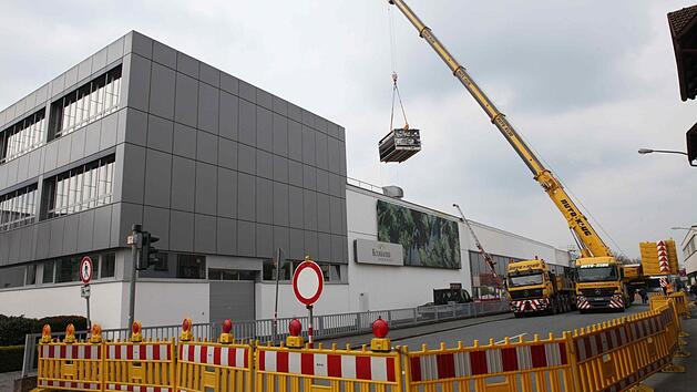 Die neue Flaschenreinigungsmaschine f&uuml;r die Kulmbacher Brauerei wurde am Freitag eingebaut. Foto: Kulmbacher Brauerei