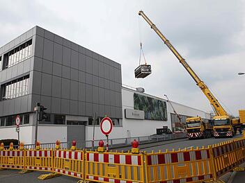 Die neue Flaschenreinigungsmaschine für die Kulmbacher Brauerei wurde am Freitag eingebaut. Foto: Kulmbacher Brauerei