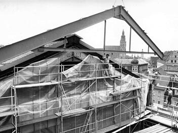 Spektakuläre Aktion: Bei der letzten Generalsanierung des Landestheaters wurden im Juni 1976 tonnenschwere Stahlbinder im Bühnenhaus eingebaut.Foto: CT-Archiv/Hess