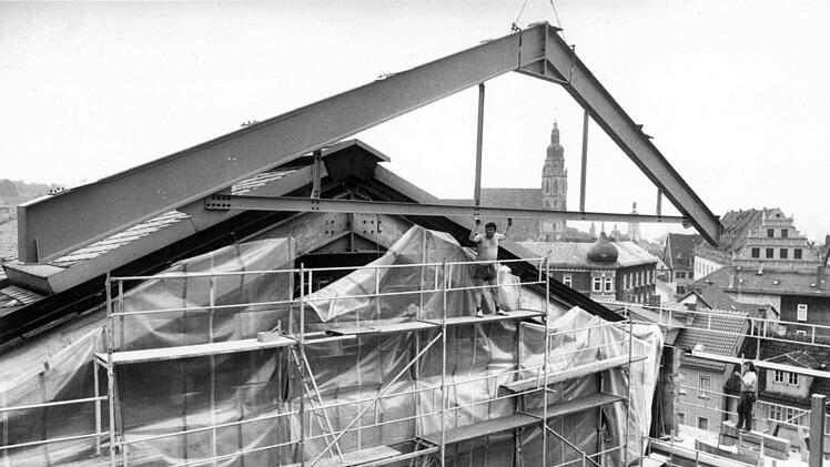Spektakuläre Aktion: Bei der letzten Generalsanierung des Landestheaters wurden im Juni 1976 tonnenschwere Stahlbinder im Bühnenhaus eingebaut.Foto: CT-Archiv/Hess