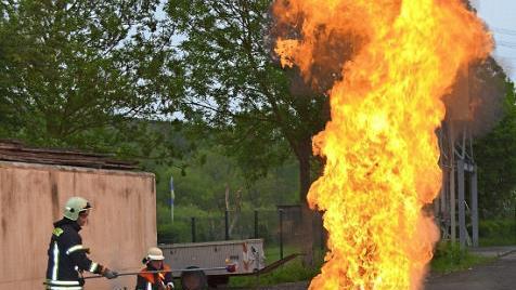 Was so wenig Fett anrichten kann, verfolgten einige Schüler beim Aktionstag der Stützpunktfeuerwehr Redwitz gespannt mit. Foto: Thomas Micheel