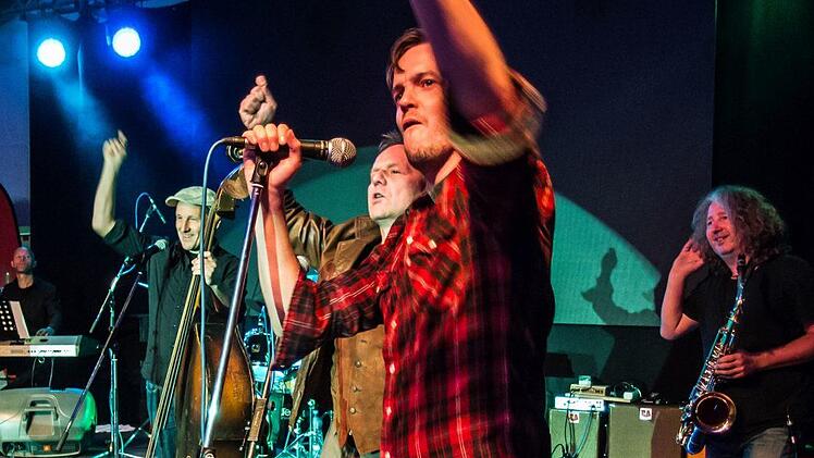 Das Publikum war begeistert: Impressionen von der Coburger Spider Murphy Party" auf dem Schlossplatz. Der Abend im Festzelt war eine Kooperation der Original Prinz Albert Blasmusik (OPA) mit dem Landestheater Coburg.Foto: Jochen Berger