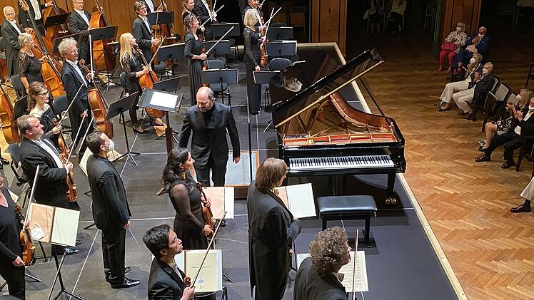 Die Dresdner Philharmonie mit dem Gastdirigenten Lionel Bringuier (mit Maske, links) sprang am Freitag beim Kissinger Sommer für das Royal Philharmonic Orchestra London ein, das coronabedingt nicht ausreisen durfte.