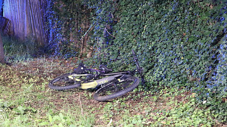 Radfahrer st&uuml;rzt und verletzt sich dabei schwer