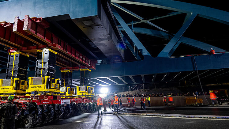 Einschub der Eisenbahnbrücke über die Autobahn A73