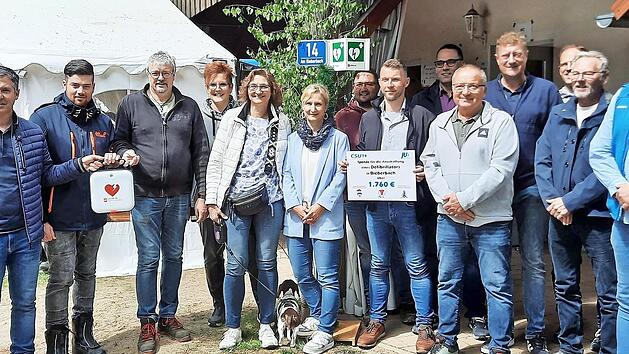 Beim Dorfjubiläum Bieberbach wurde der Defibrillator offiziell an die Dorfgemeinschaft übergeben.