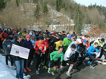 185 Ausdauersportler nahmen am Halb- beziehungsweise Viertelmarathon an der Ködeltalsperre teil. Anstatt dem Startgeld entrichteten die Teilnehmer eine Spende für die Äthiopienhilfe von Karlheinz Böhm. Vor dem Start überreichte Siegmund Katholing vom Wasserwirtschaftsamt eine Spende von 300 Euro an die Organisatoren. Fotos: Hans Franz