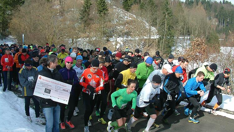 185 Ausdauersportler nahmen am Halb- beziehungsweise Viertelmarathon an der Ködeltalsperre teil. Anstatt dem Startgeld entrichteten die Teilnehmer eine Spende für die Äthiopienhilfe von Karlheinz Böhm. Vor dem Start überreichte Siegmund Katholing vom Wasserwirtschaftsamt eine Spende von 300 Euro an die Organisatoren. Fotos: Hans Franz