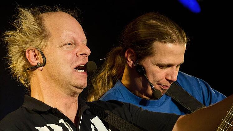Atze Bauer und Das Eich, in Aktion auf der Bühne: Im Studio waren die beiden auch fleißig, und zwar pünktlich zur Fußball-WM. Foto: privat