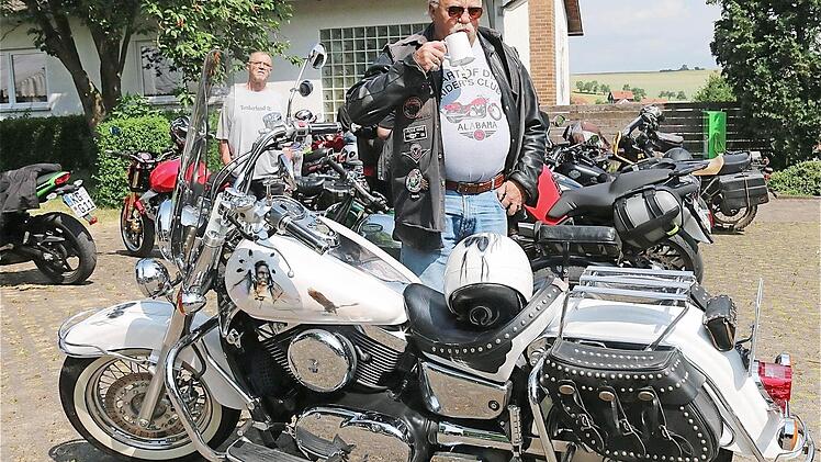 Indianermotive hat sich Biker Gerhard Appel auf sein Motorrad gebrusht.