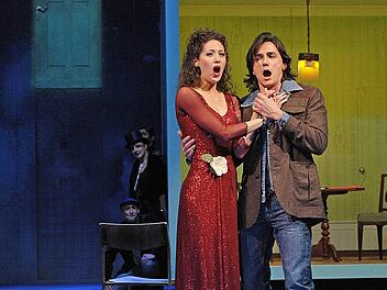 "La Traviata": Am Anfang dürfen Violetta und Alfredo noch davon träumen, ihr privates Glück gegen die Macht gesellschaftlicher Konventionen zu verteidigen. Ana Cvetkovic-Stojnic und José Manuel beeindrucken das Coburger Publikum stimmlich wie darstellerisch. Foto: Andrea Kremper