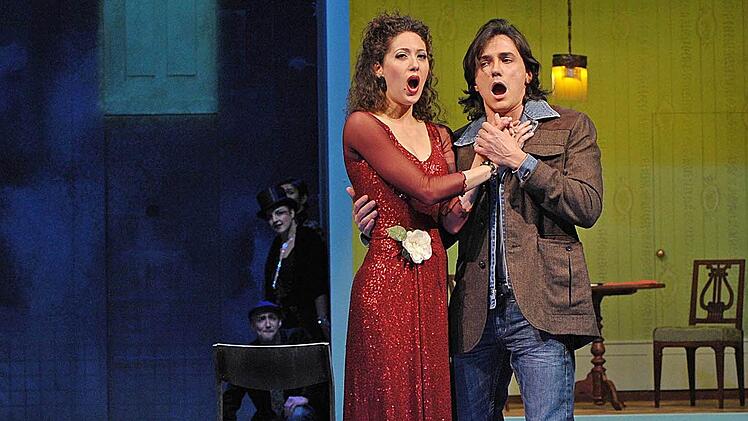 "La Traviata": Am Anfang dürfen Violetta und Alfredo noch davon träumen, ihr privates Glück gegen die Macht gesellschaftlicher Konventionen zu verteidigen. Ana Cvetkovic-Stojnic und José Manuel beeindrucken das Coburger Publikum stimmlich wie darstellerisch. Foto: Andrea Kremper