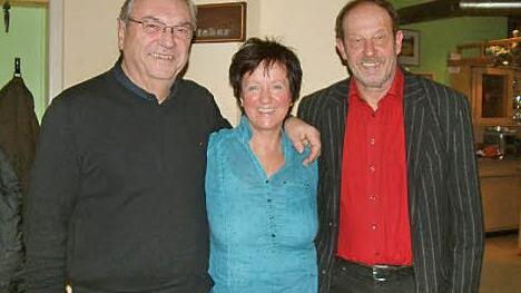 Bei der Tischtennis-Abteilung des FC Nordhalben wurden Karl-Heinz Schuberth (links) und Gerhard Wachter jeweils für 50 Jahre Leistungssport ausgezeichnet. Für 40 Jahre Tischtennis-Sport wurde Christine Lippert geehrt. Foto: Hans Franz
