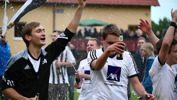 Der FC Rottershausen ist Kreisklassist nach einem dramatischen Sieg im Elfmeterschießen gegen den SV Niederlauer. Foto: Anders