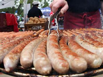 Bratwürste - von der Fleischtheke auf den Grill und "vom echten Schwein" Symbolbild: Daniel Karmann/dpa
