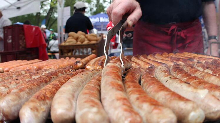 Bratwürste - von der Fleischtheke auf den Grill und "vom echten Schwein" Symbolbild: Daniel Karmann/dpa