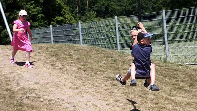 Die Kinder eroberten den Spielplatz in Windeseile. Foto: Richard Sänger