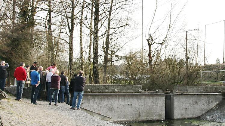 Die Betonmauer, das Stauwehr für den Rugendorfer Naturbadeweiher wird der Bauhof neu beplanken und mit Geländern versehen. Der Gemeinderat besprach dies mit Christian Burdich vom Bauhof. Fotos: Klaschka