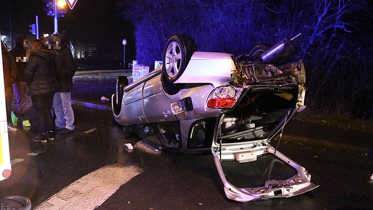 Unfall in F&uuml;rth am Freitagabend: Ein Wagen landete nach einem Zusammensto&szlig; auf dem Dach. Foto: NEWS5 / O&szlig;wald