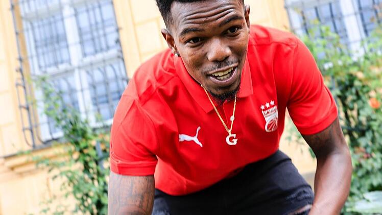 "From California with love": US-Amerikaner Gerry Blakes, Neuzugang beim neunmaligen deutschen Basketball-Meister Brose Bamberg, versuchte sich bei einer Stadtführung als Rosenkavalier. Daniel Löb