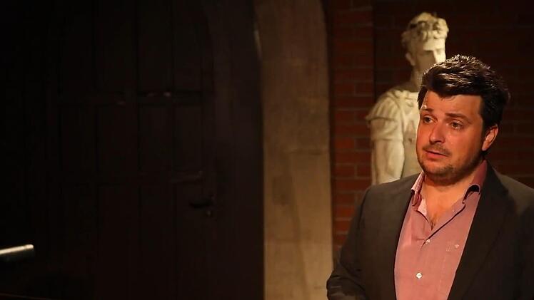 Der Tenor Peter Aisher  war einer der Interpreten in der aktuellen Folge Klassik am Sonntag, die ausschließlich dem komponierenden Coburger Herzog Ernst II. gewidmet war.Screenshot: Landestheater/Video Sylvain Guillot