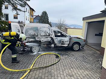 Freunde verursachen Autobrand bei Schwei&szlig;arbeiten in Rugendorf