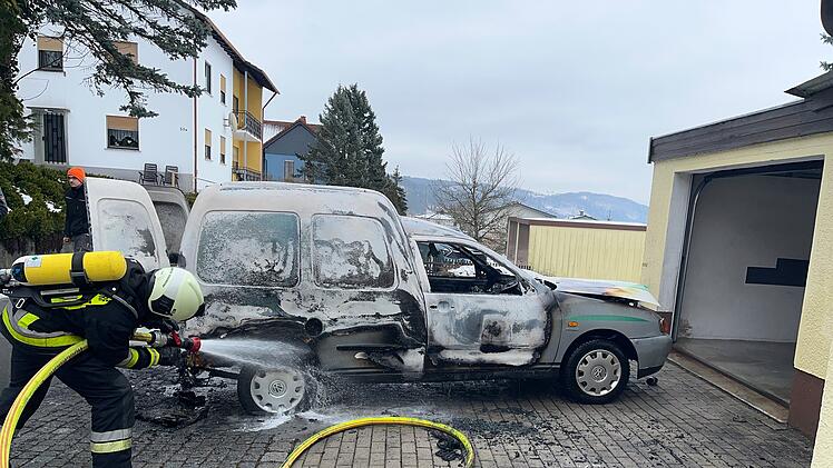 Freunde verursachen Autobrand bei Schwei&szlig;arbeiten in Rugendorf