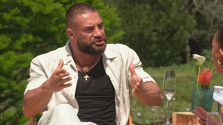 "Du l&uuml;gst!", schnaubt Aleks, der Vanessa nicht glaubt, dass sie erst bei "Temptation Island VIP" mit der Beziehung abgeschlossen hat.