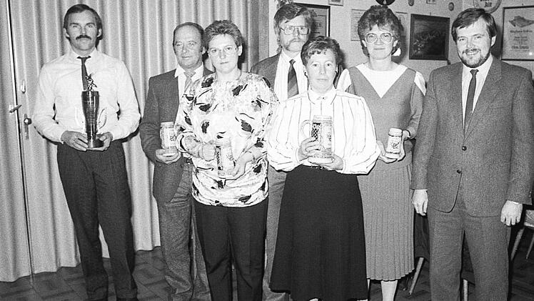 Unser Bild zeigt die Ehrung der Vereinsmeister der Kegelfreunde Schlimpfhof mit (von links) Clubmeister Fritz Schlereth, Herbert F&uuml;ller (2. Platz), Marliese Meder (2./Damen), Edgar B&uuml;ttner (3.), Clubmeisterin Irma Muth, Maria Nies (3./Damen) und Ewald Schlereth.
