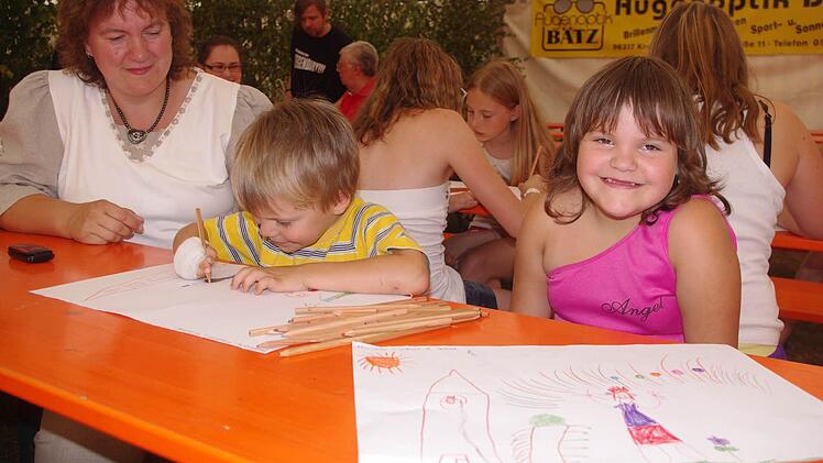 Petra Seiferth mit ihren beiden jüngsten Kindern Matthias und Miriam, die am Malwettbewerb zum Thema "Märchen" teilnahmen. Matthias malte "Hänsel und Gretel", Miriam "Rapunzel". Foto: Heike Schülein