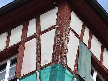 Warum heißt der Rote Turm so, wie er heißt? Der Kulmbacher Kreisheimatpfleger Ruprecht Konrad kennt die Antwort. Foto: Ronald Rinklef