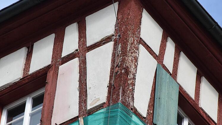 Warum heißt der Rote Turm so, wie er heißt? Der Kulmbacher Kreisheimatpfleger Ruprecht Konrad kennt die Antwort. Foto: Ronald Rinklef