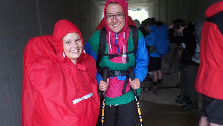 "Es gehört einfach dazu, einen Tag zu haben, an dem mal nicht so gutes Wetter ist", sagt Luisa Beland. Der Regen hat die Schülergruppe aus Ebern aber erst am Ende des Weges, kurz vor dem Ziel, erreicht. Aber auch das konnte sie nicht stoppen, sie waren gut ausgerüstet.