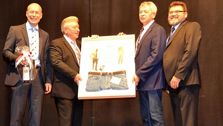 Erster Bürgermeister Michael Karmann, Zweiter Bürgermeister Erich Werner, Altbürgermeister Johann Kalb und Dritter Bürgermeister Ottmar Brütting (v.l.) mit dreidimensionaler Urkunde Foto: Markt Buttenheim