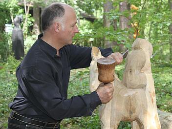 Stefan Schnetz arbeitet an einem Werk aus Haselnussholz.  Foto: Carmen Schwind