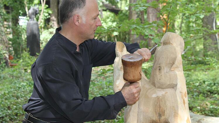 Stefan Schnetz arbeitet an einem Werk aus Haselnussholz.  Foto: Carmen Schwind