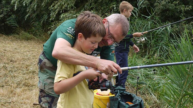 Die richtige Führung der Angelschnur will geübt werden. Foto: Pauline Lindner