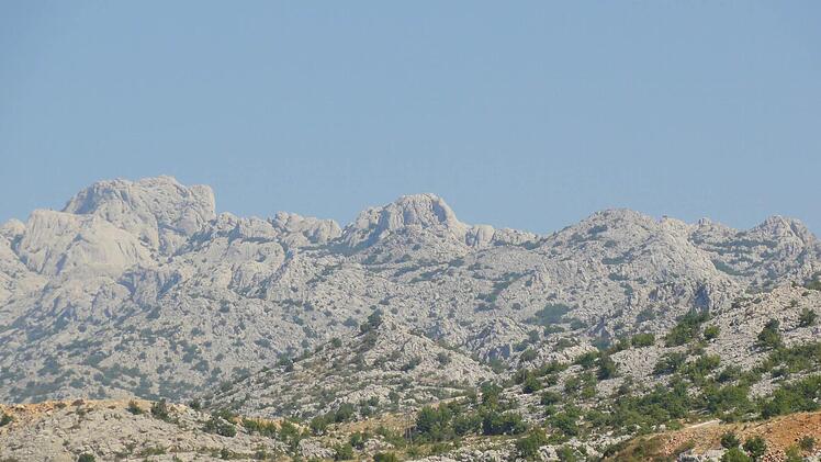 "Schlafender Indianer" heißt diese Felsformation im Velebit-Gebirge. Links ruht der Kopf mit dem markanten Kinn, in der Mitte die "gefalteten Hände". Hier dreht RTL gerade eine neue Winnetou-Trilogie. Foto: Vogt