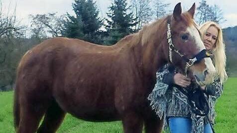Heute ist Julchen wieder fit. TI-Vorsitzende Britta Merkel hat das Tier St&uuml;ck f&uuml;r St&uuml;ck aufgep&auml;ppelt. Fotos: Tierschutzinitiative Ha&szlig;berge