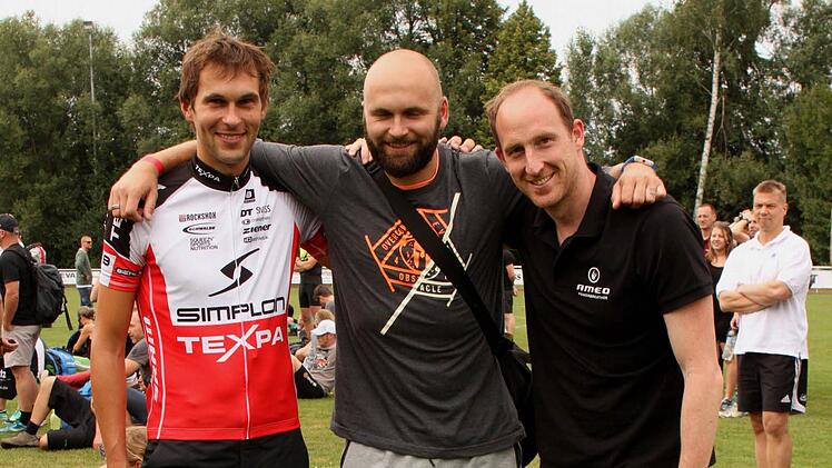 Das "Team Mainathlon" mit Christian Schneidawind (Bike), Nils Schumann (Läufer) und Thomas Lurz (Schwimmer, von links) erzielte den neuen Rekord von 1:29:01,84 Stunden.