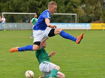 Die SpVgg Heroldsbach (blaue Trikots) war diesmal nicht obenauf: Gegen Kleinsendelbach setzte es eine 0:1-Niederlage.  Foto: Archiv