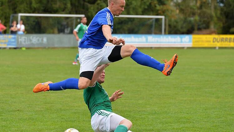 Die SpVgg Heroldsbach (blaue Trikots) war diesmal nicht obenauf: Gegen Kleinsendelbach setzte es eine 0:1-Niederlage.  Foto: Archiv