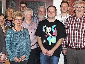 Gerhard Lechner (2. v. r.) führt den Obst- und Gartenbauverein auch weiterhin. Neu im Vorstand sind Jan Meyer (3. v. r.), Michael Weiß (4. v. r.) und Maximilian Klausner (5. v. l.).  Foto: Evi Seeger