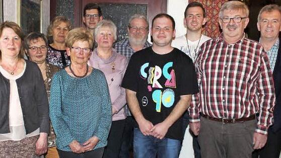 Gerhard Lechner (2. v. r.) führt den Obst- und Gartenbauverein auch weiterhin. Neu im Vorstand sind Jan Meyer (3. v. r.), Michael Weiß (4. v. r.) und Maximilian Klausner (5. v. l.).  Foto: Evi Seeger