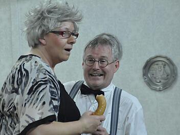 In der Komödie "Leberwurst und falscher Adel" trifft eine lebensfrohe Rentnerin (Christine Krapf) ihren Traummann (Kurt Manger). Foto: Peter Klopf