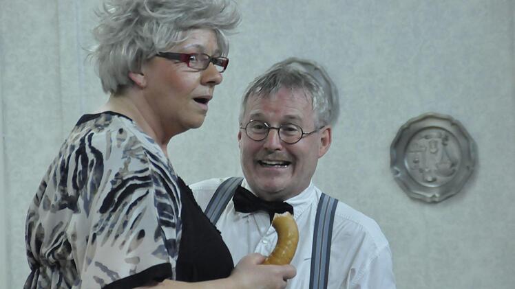 In der Komödie "Leberwurst und falscher Adel" trifft eine lebensfrohe Rentnerin (Christine Krapf) ihren Traummann (Kurt Manger). Foto: Peter Klopf