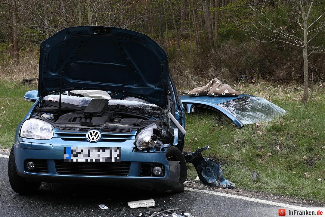 Golf kollidiert mit Traktor: 49-Jährige schwer verletzt